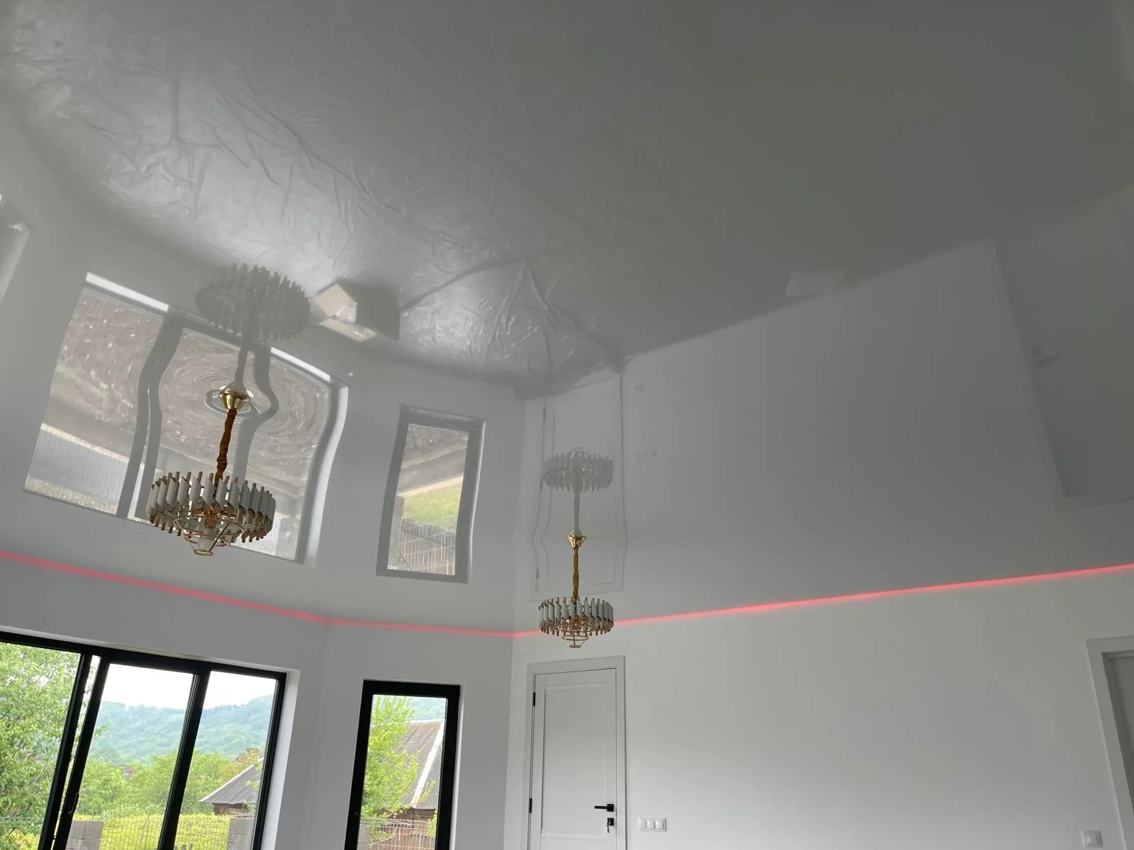 Soffitto teso: finitura e illuminazione dell'ambiente, realizzazione 01