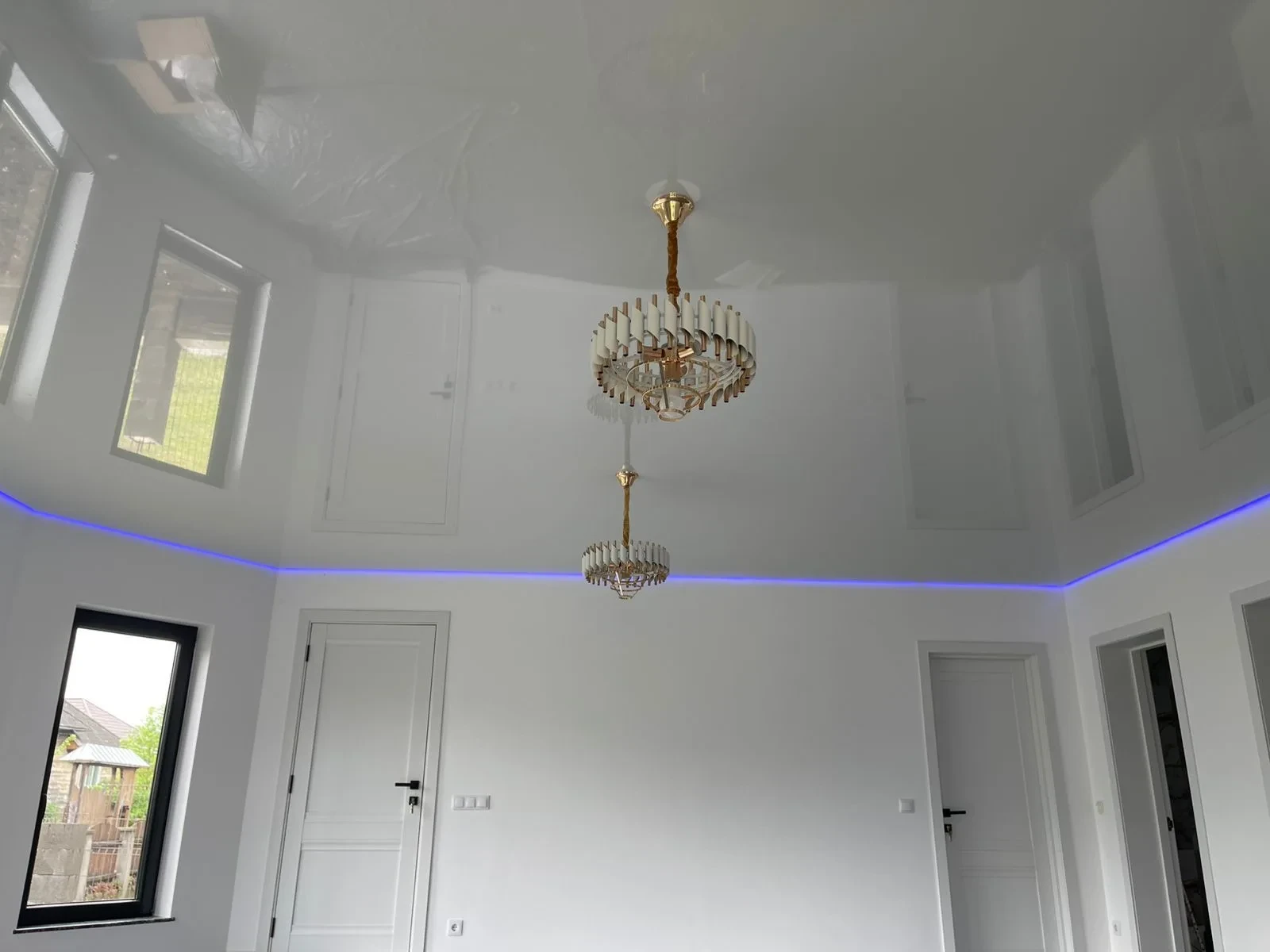 Soffitto teso: finitura e illuminazione dell'ambiente, realizzazione 02