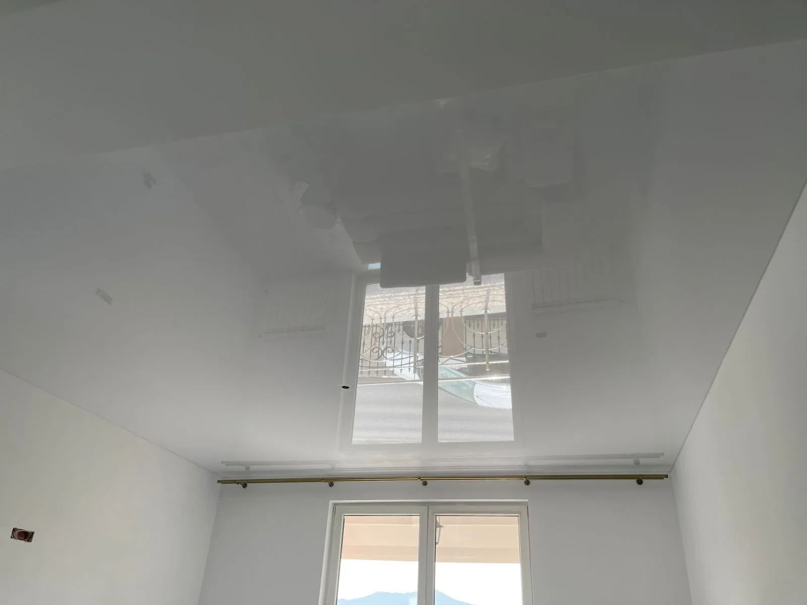 Soffitto teso: finitura e illuminazione dell'ambiente, realizzazione 03