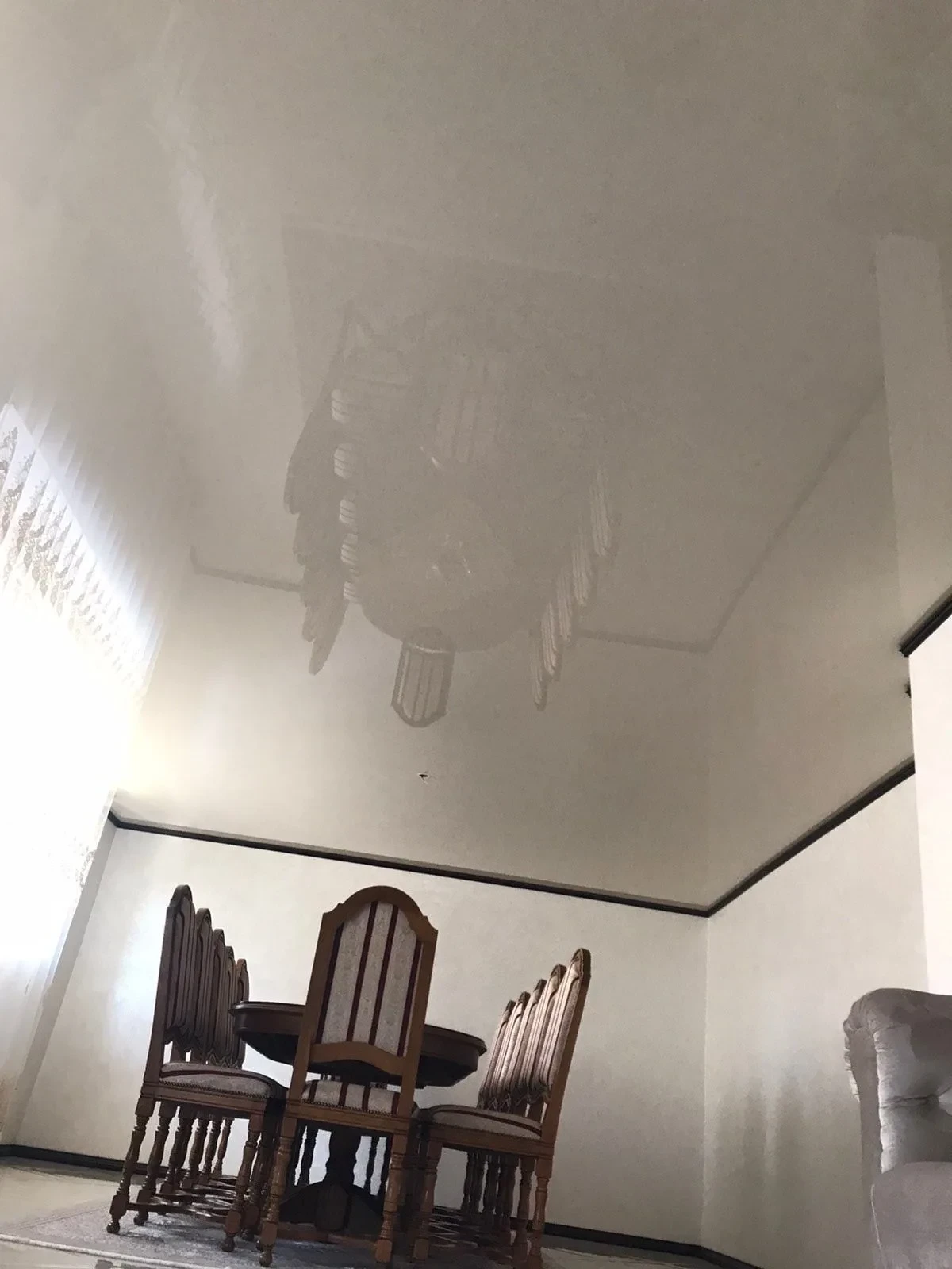 Soffitto teso: finitura e illuminazione dell'ambiente, realizzazione 04