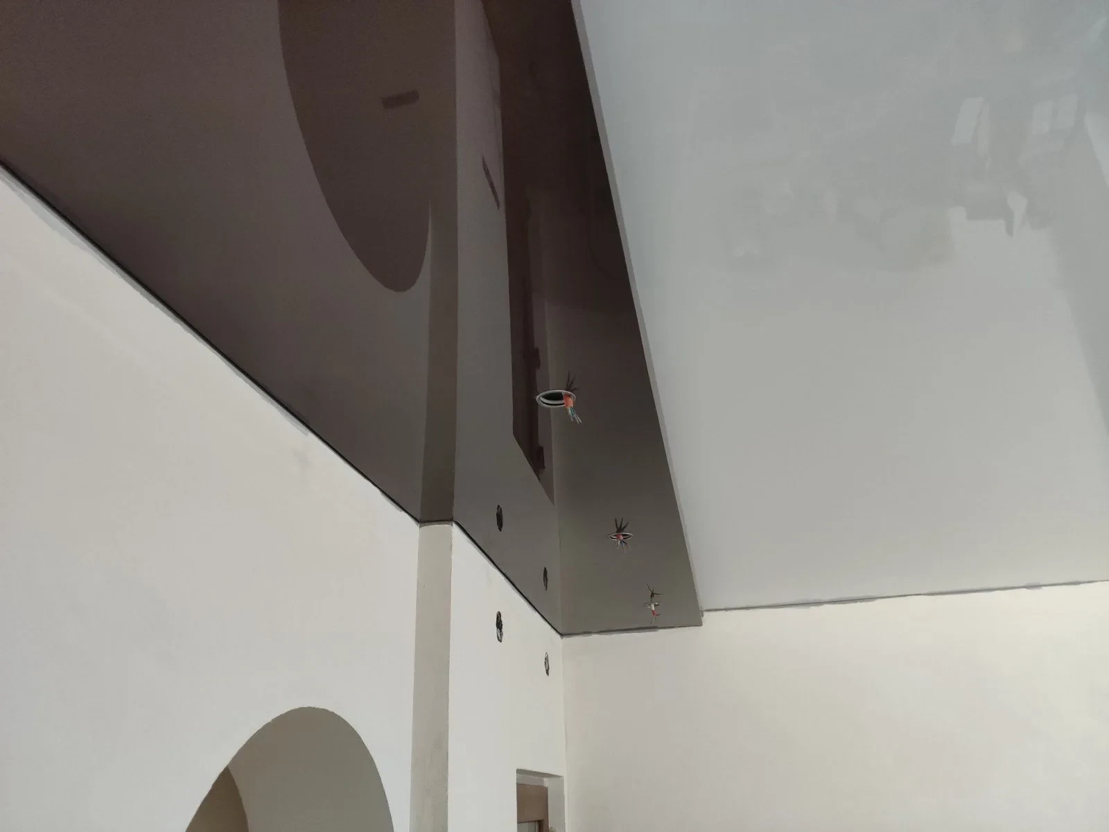 Soffitto teso: finitura e illuminazione dell'ambiente, realizzazione 05