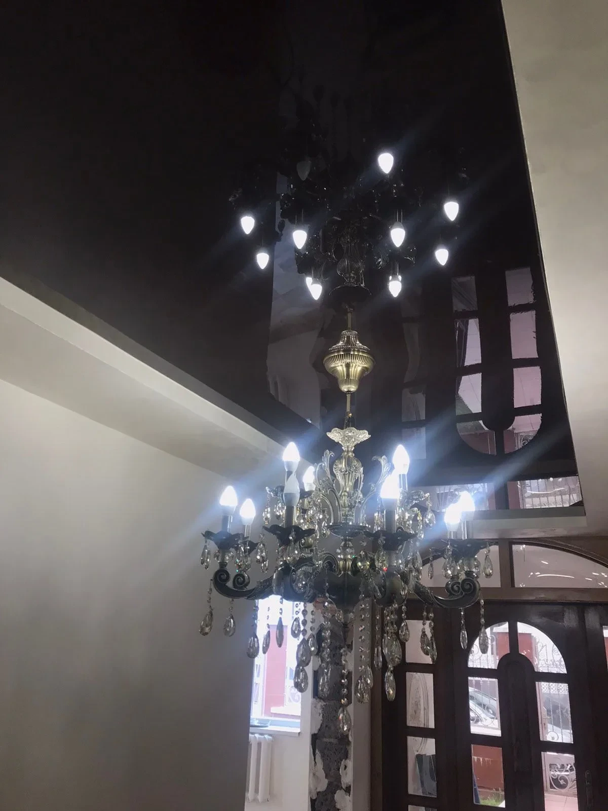 Soffitto teso: finitura e illuminazione dell'ambiente, realizzazione 08