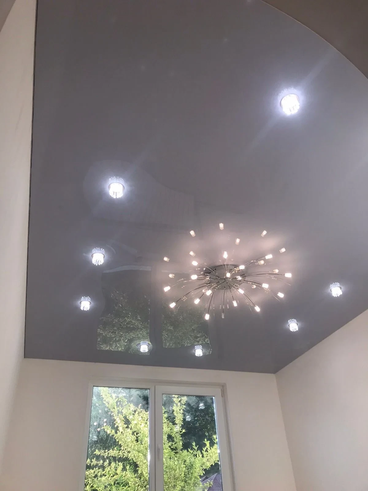 Soffitto teso: finitura e illuminazione dell'ambiente, realizzazione 10