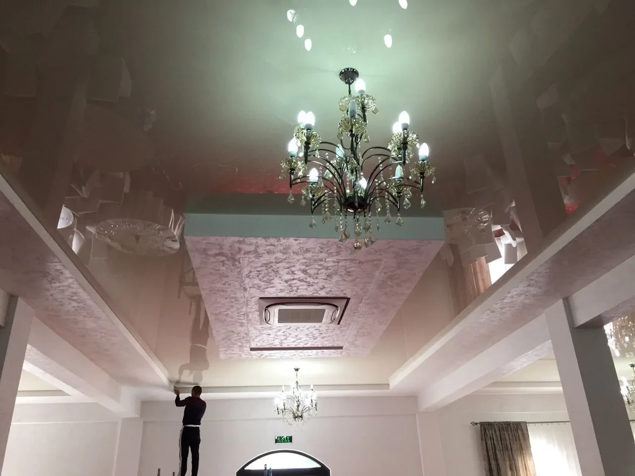 Soffitto teso: finitura e illuminazione dell'ambiente, realizzazione 11