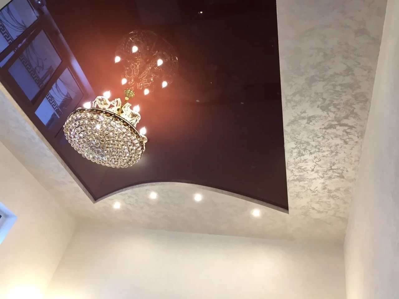 Soffitto teso: finitura e illuminazione dell'ambiente, realizzazione 13