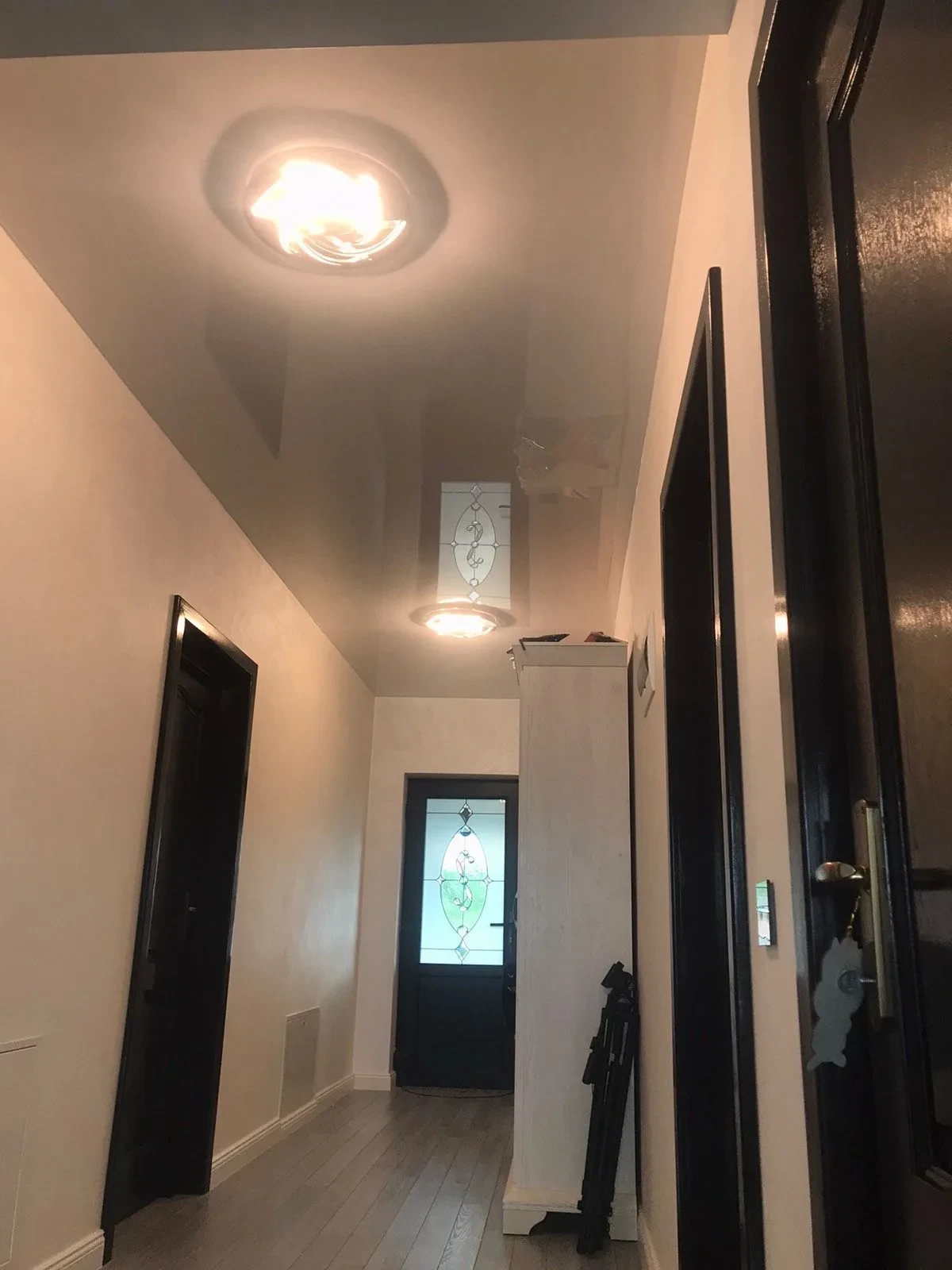Soffitto teso: finitura e illuminazione dell'ambiente, realizzazione 14