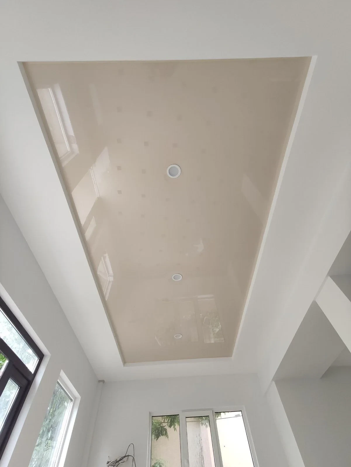 Soffitto teso: finitura e illuminazione dell'ambiente, realizzazione 16