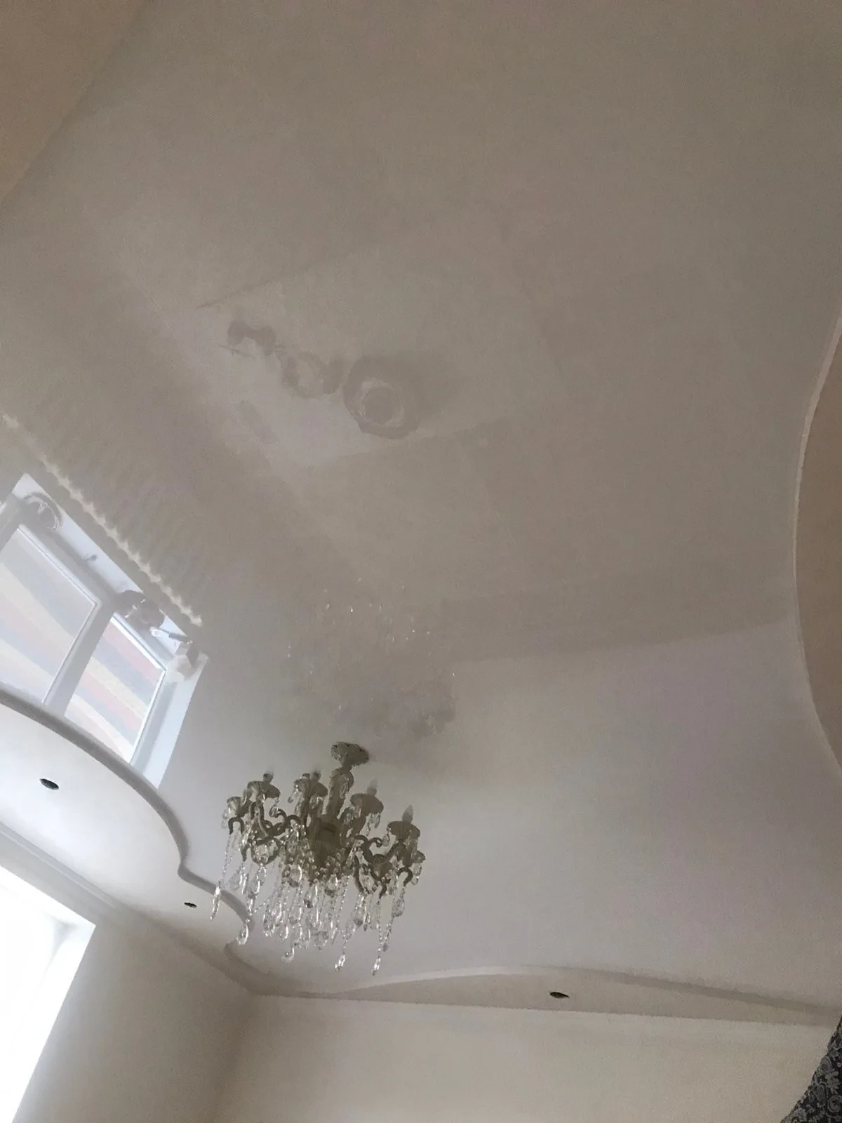 Soffitto teso: finitura e illuminazione dell'ambiente, realizzazione 17