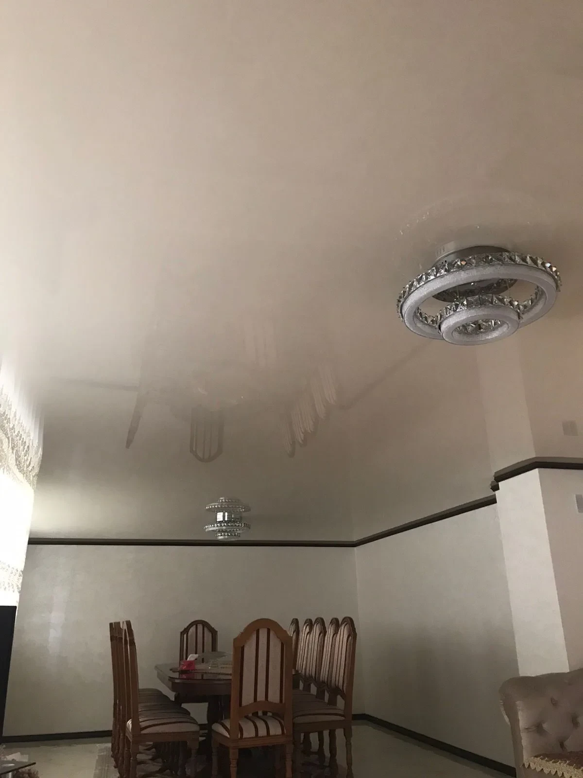 Soffitto teso: finitura e illuminazione dell'ambiente, realizzazione 21