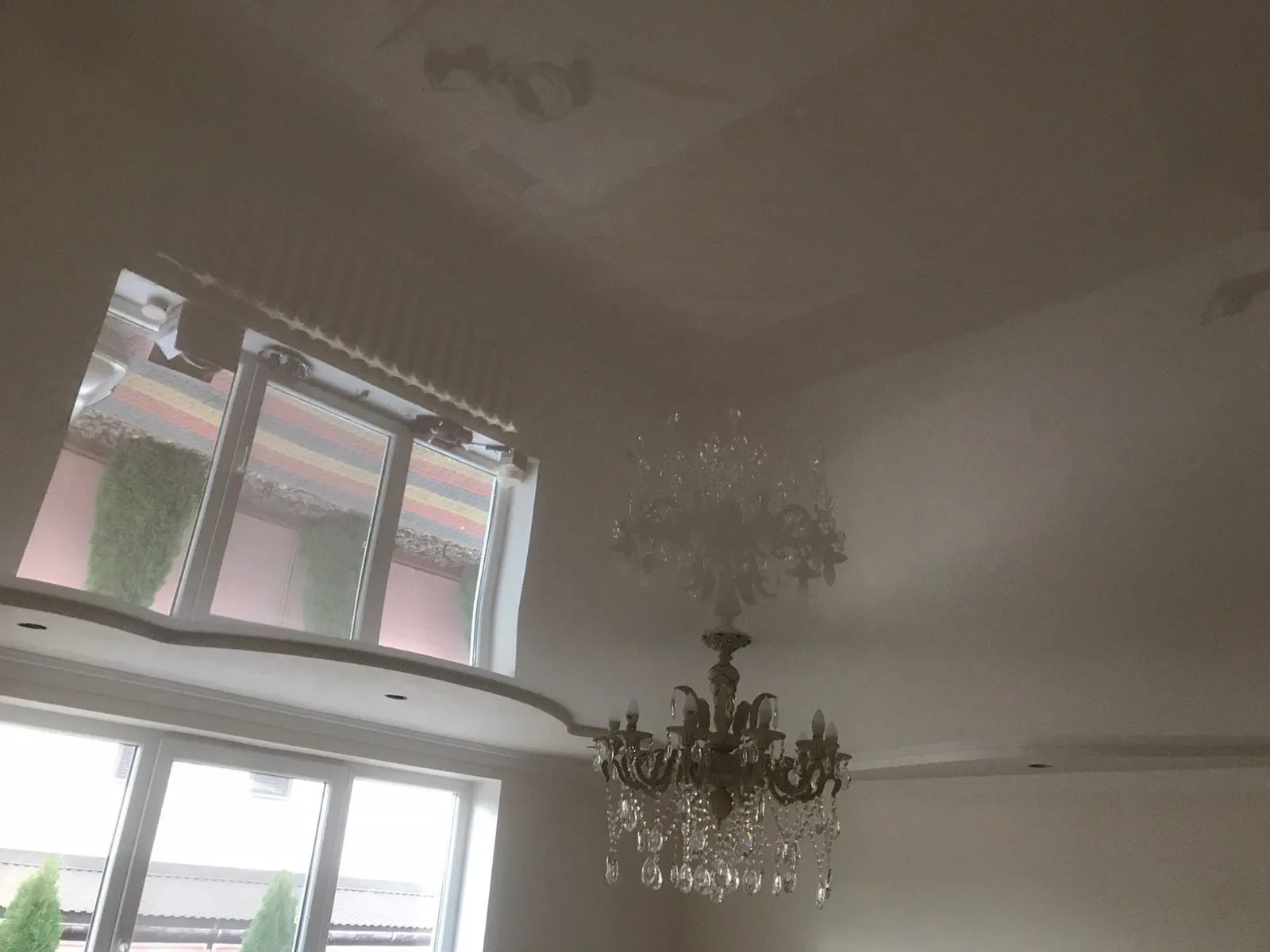Soffitto teso: finitura e illuminazione dell'ambiente, realizzazione 23
