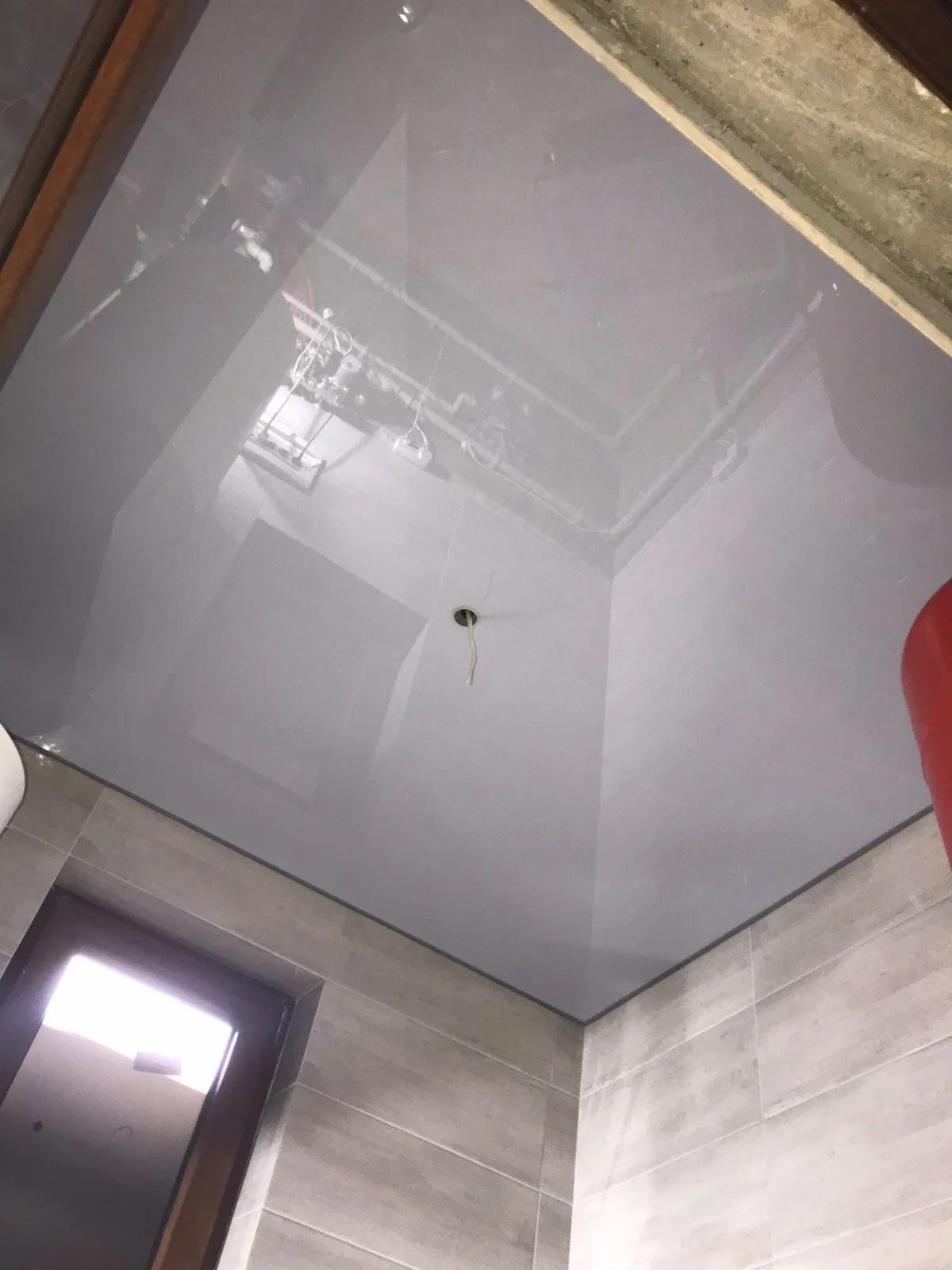 Soffitto teso: finitura e illuminazione dell'ambiente, realizzazione 25