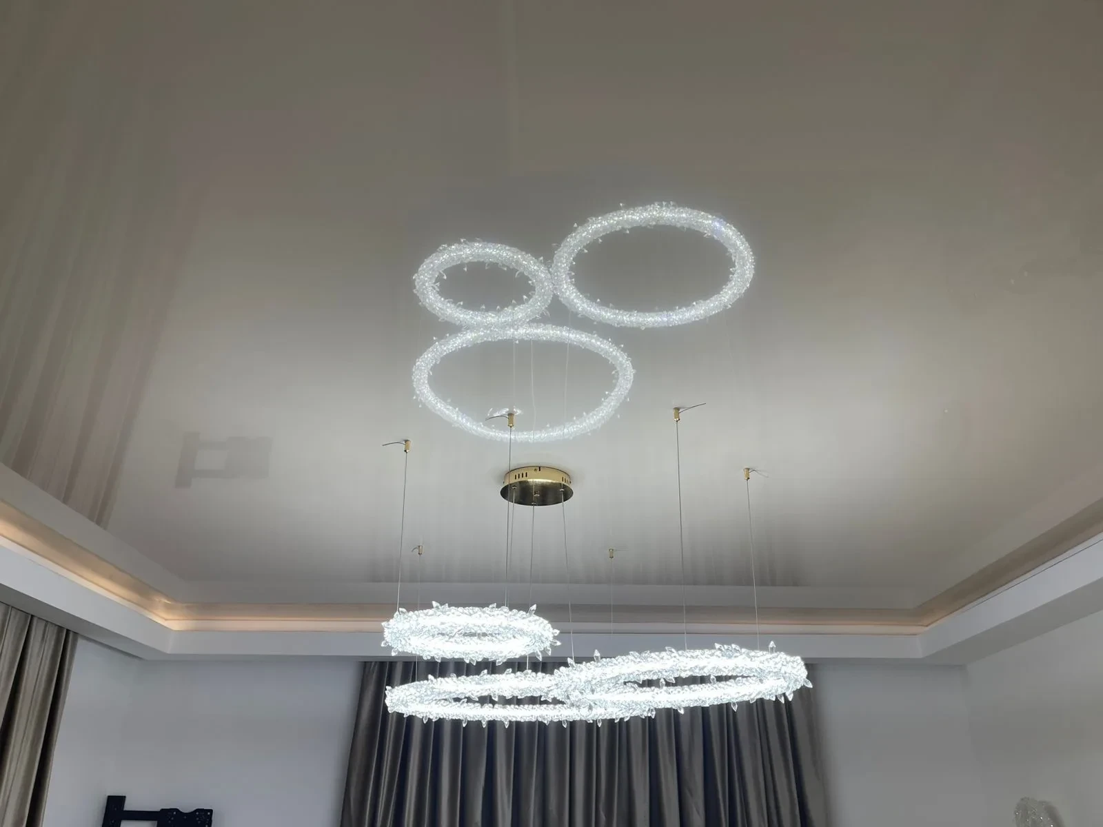 Soffitto teso in bioplastica con illuminazione LED in un ambiente residenziale
