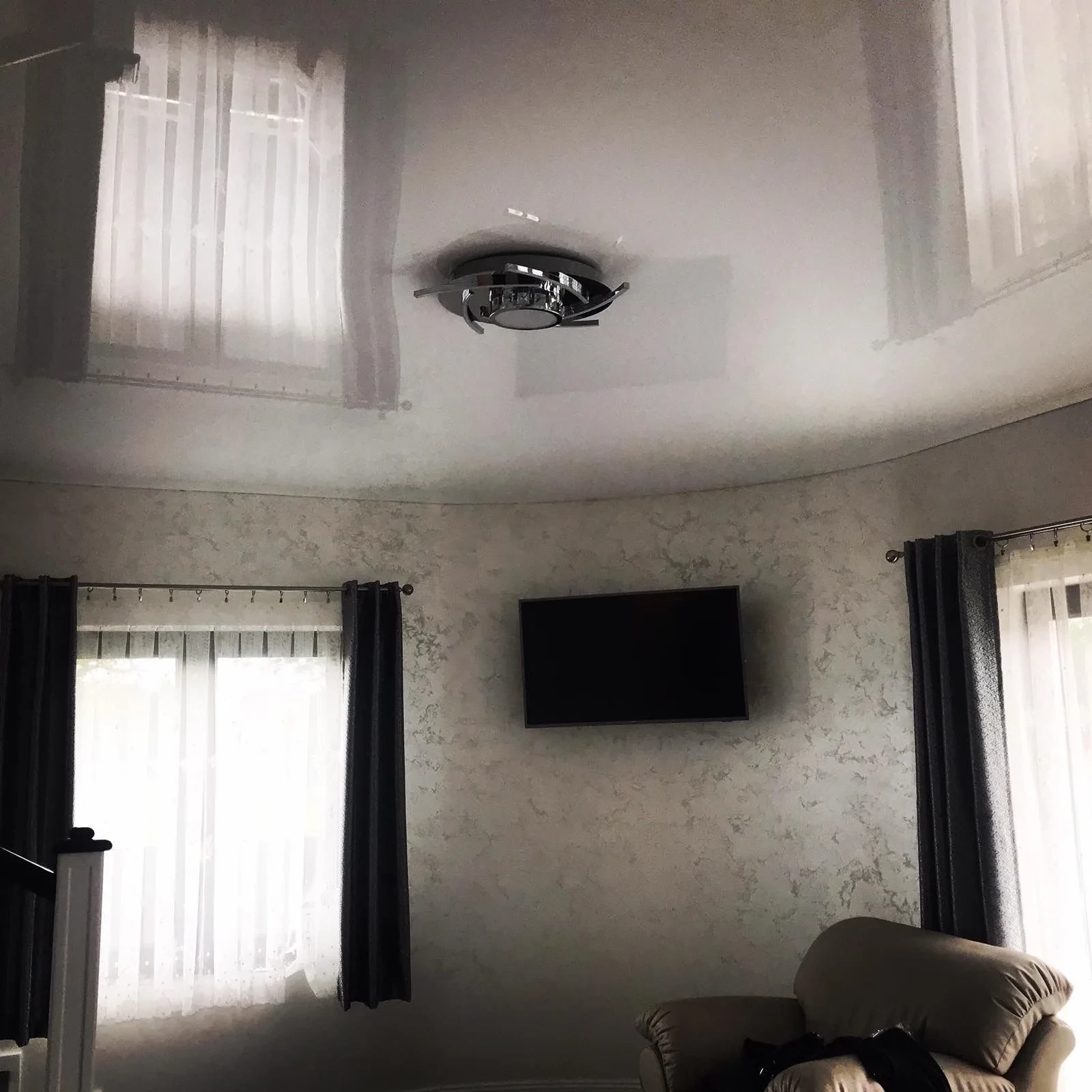 Soffitto teso: finitura e illuminazione dell'ambiente, realizzazione 31