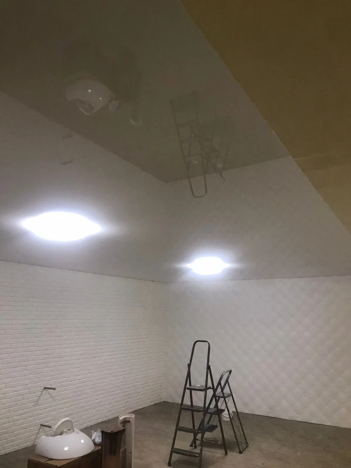 Soffitto teso: finitura e illuminazione dell'ambiente, realizzazione 35