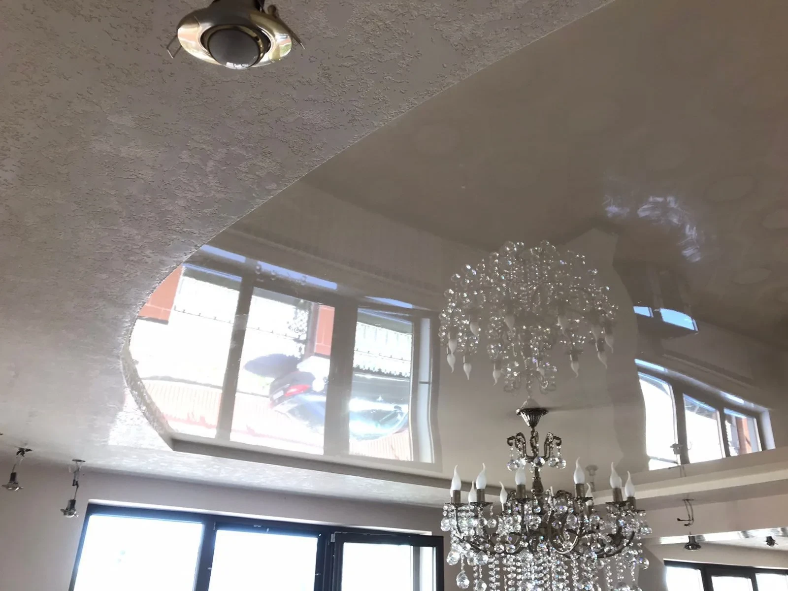 Soffitto teso: finitura e illuminazione dell'ambiente, realizzazione 38