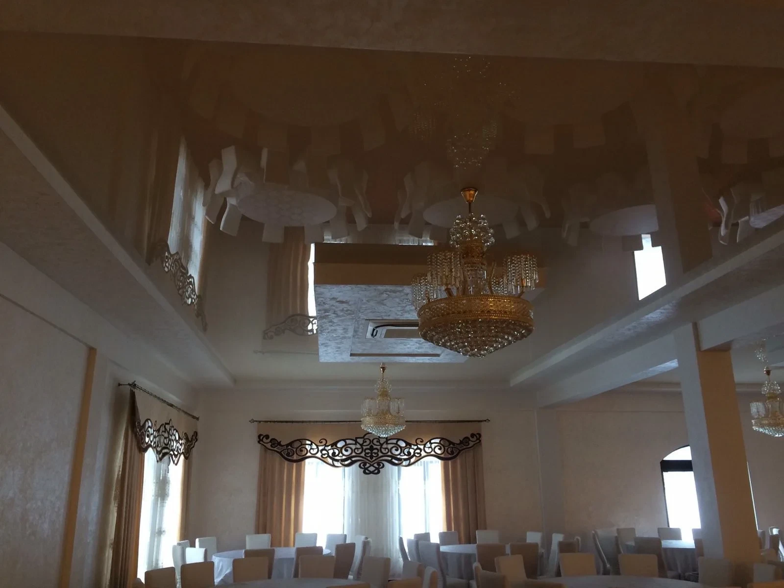 Soffitto teso: finitura e illuminazione dell'ambiente, realizzazione 39